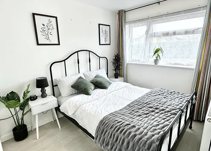 5 Bedroom Detached House Sleeps 13 Spacious Parking 5 Mins Driving To Bicester Village