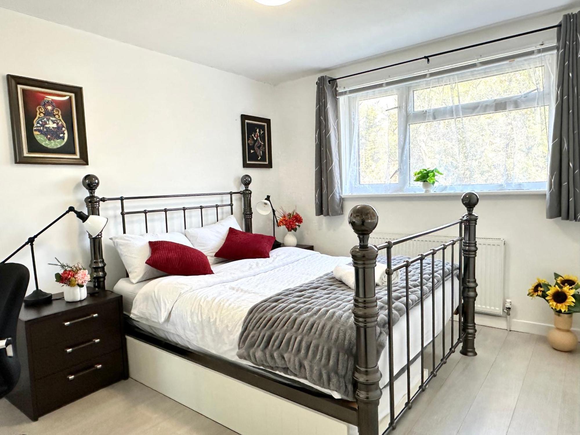 5 Bedroom Detached House Sleeps 13 Spacious Parking 5 Mins Driving To Village